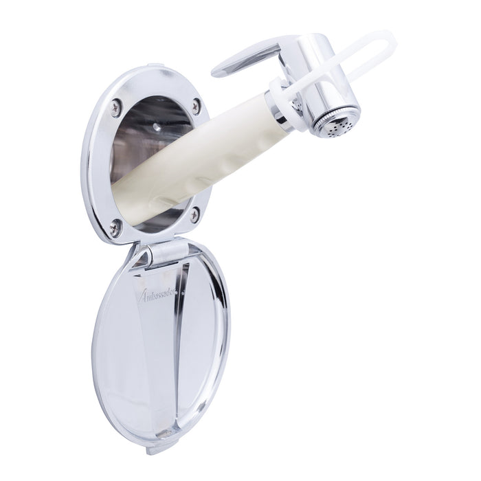 Ducha empotrada Ambassador Marine 136-0012-CW-R con taza y tapa cromadas, rociador Hammer-Head blanco cálido y manguera de goma blanca de 1,8 m